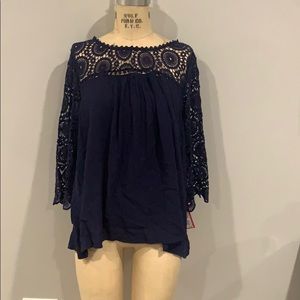 Bohemian shirt with lace sleeves and neckline